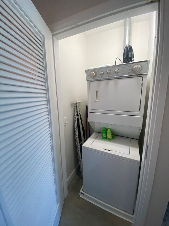 Building Photo - Stunning Fully Furnished Loft with Breathtaking Views of the Las Vegas Strip!