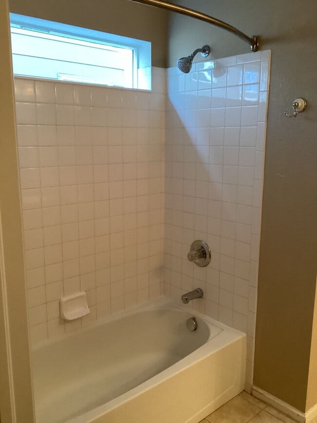 Building Photo - 3 bedroom, 2 Bath Ranch Home with 2 Car At...