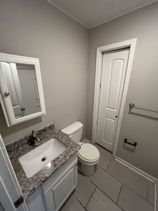 Building Photo - Charming 3-Bedroom Home on Quiet Dead-End ...