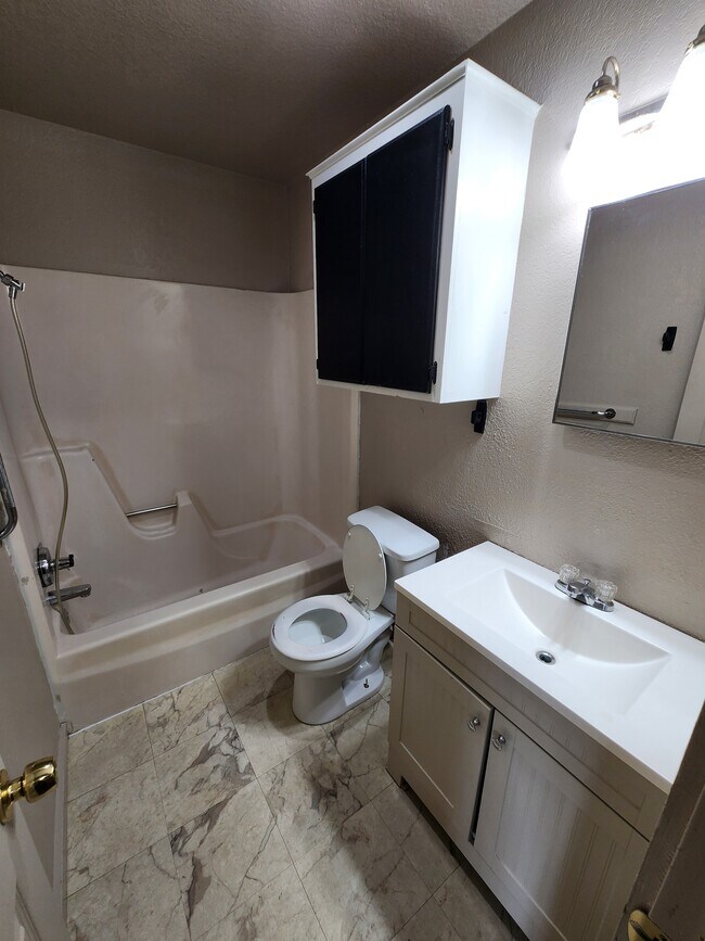 Building Photo - 300 S Cash