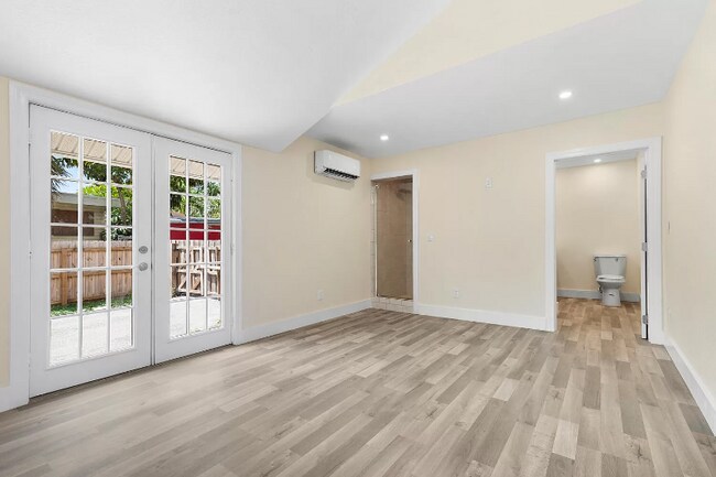 Building Photo - 710 S Pine St