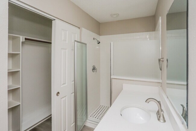 Building Photo - 708 Brees Dr