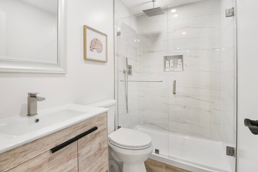 Building Photo - 898 SE 2nd Pl