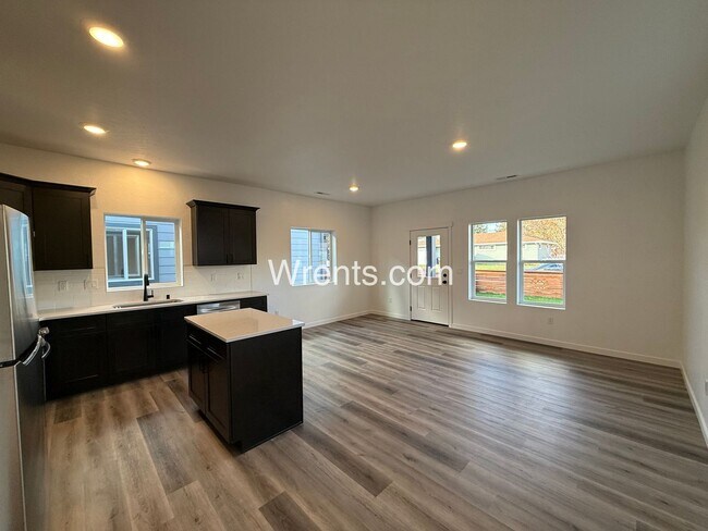 Building Photo - Beautiful 3 Bed/2 Bath Duplex - W/S/G Included