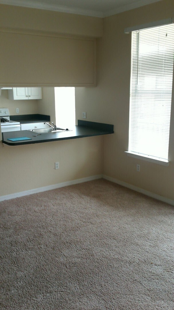 Building Photo - Beautiful large studio unit updated flooring, balcony with a pool view!