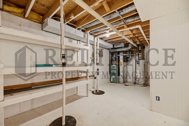 Building Photo - 516 N Lakeside Dr