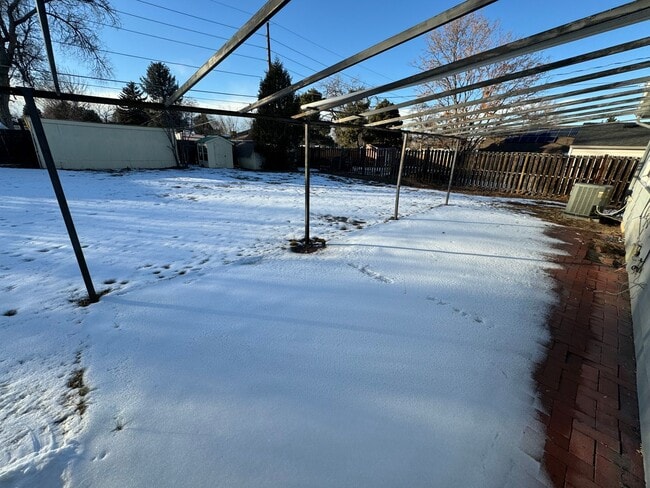Building Photo - Cute little home with huge back yard.