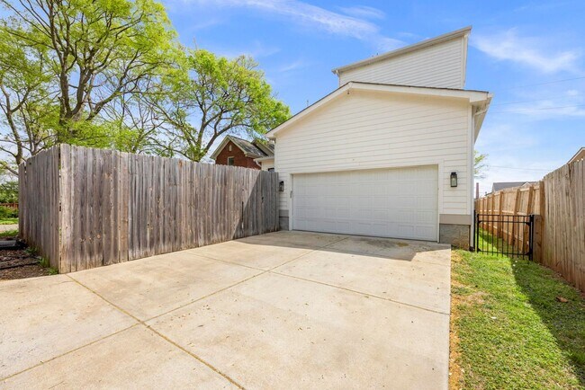 Building Photo - Luxury Living Just Minutes from Downtown Nashville