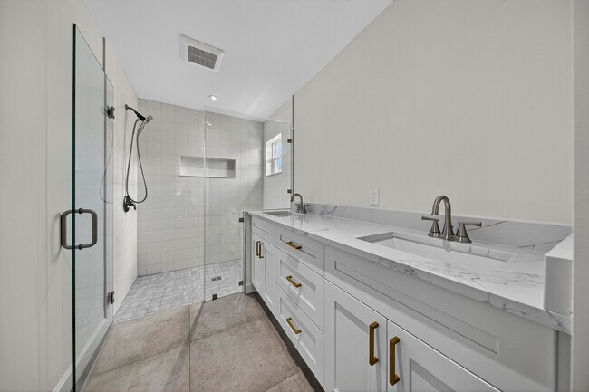 Building Photo - 410 NE 34th St