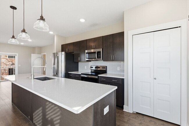 Building Photo - Stylish Midtown townhouse with stunning city views!