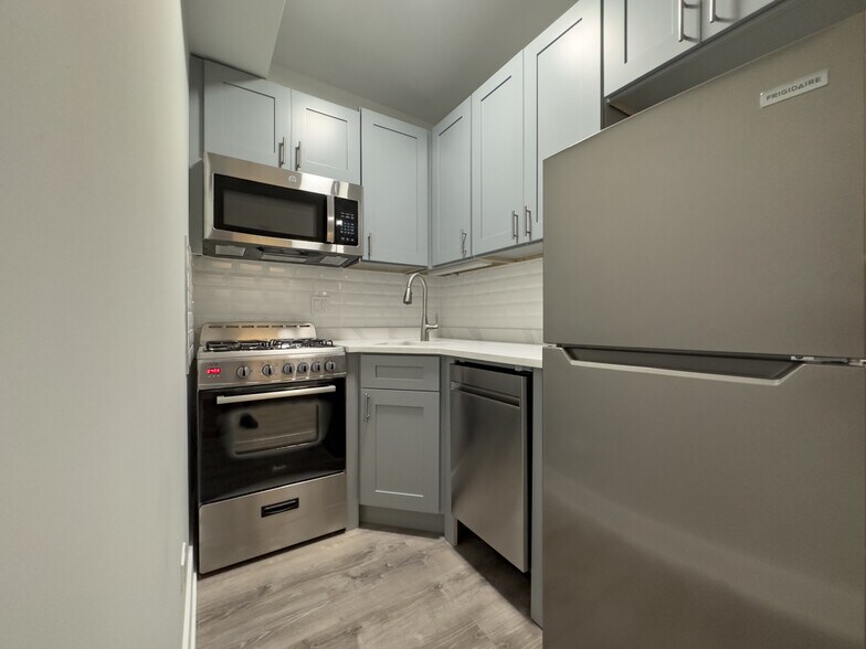 Building Photo - 503 W Belmont Ave
