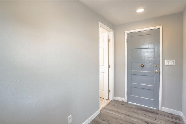 Building Photo - $1,500 MOVE IN SPECIAL!! 3 BED/2 BATH HOME UPPER UNIT AVAIABLE FOR RENT IN OAKLAND, CA!!!!