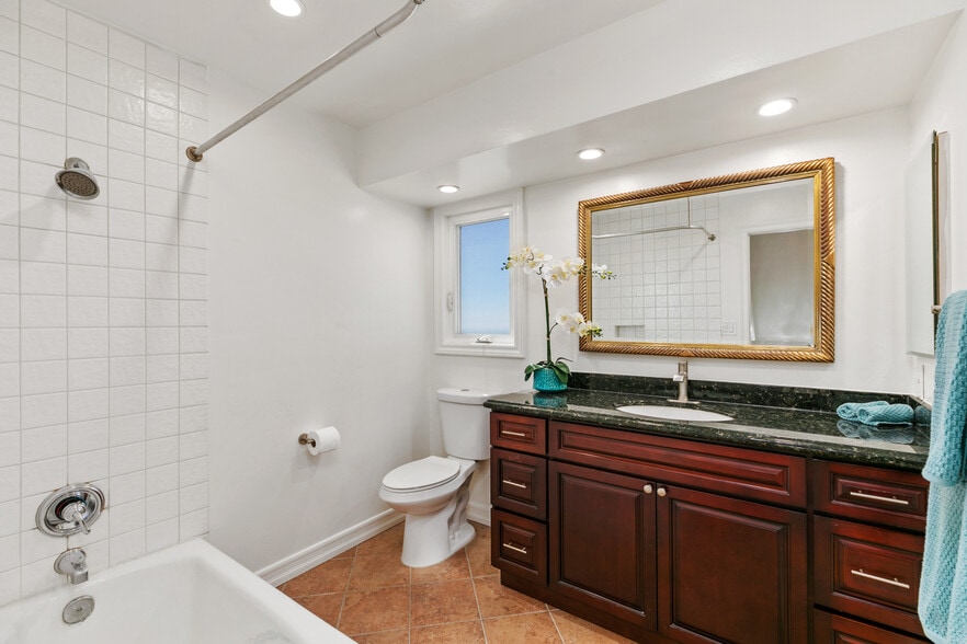 upstairs bathroom - 4013 Via Manzana