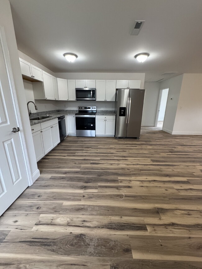 Building Photo - "Charming 3-Bedroom Retreat with 2 Full Ba...
