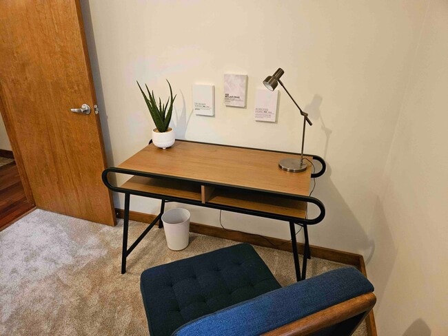 Building Photo - Fully Furnished, Beautiful Decor - 3BR / 1BA