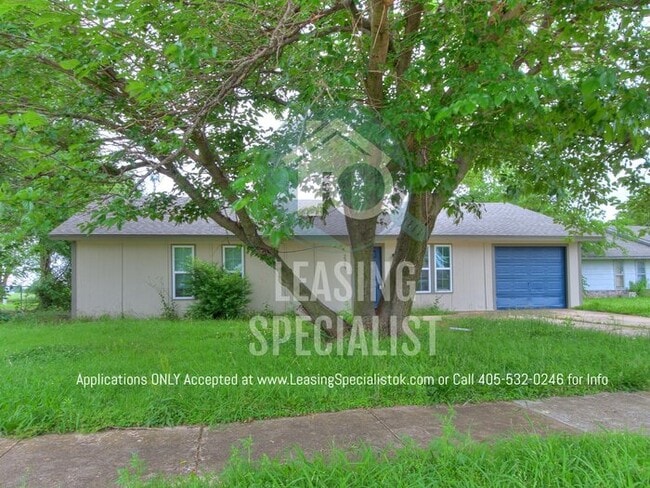 Building Photo - Adorable Norman 3 Bed 1.5 Bath House!