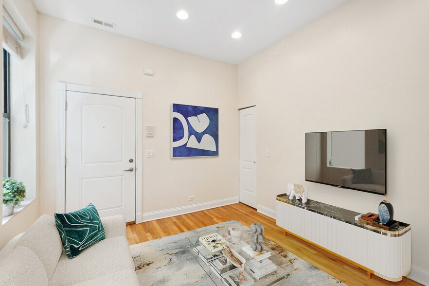 Building Photo - 2329 N Oakley Ave