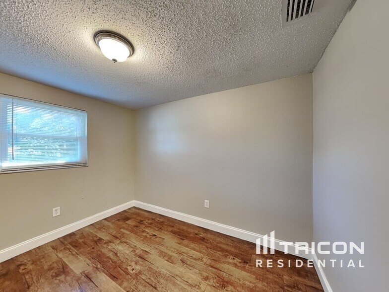 Building Photo - 1017 Jadewood Ave