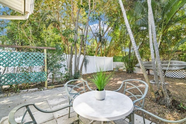 Building Photo - 702 Sunset Dr