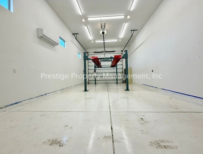 Building Photo - Built in 2023- This Modern Home is A Dream Of Luxury!