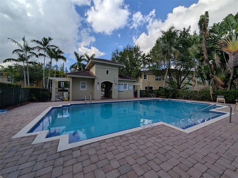 Building Photo - 2851 W Prospect Rd