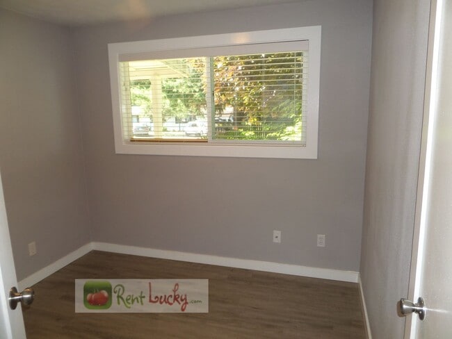 Building Photo - Adorable 3-Bedroom Home w/Large Fenced Yar...