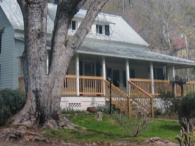 Building Photo - $1,600 - 2 Bed / 1.5 Bath House on Caney Fork with Stunning Landscaped Gardens