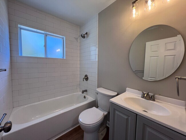 Building Photo - 3 Bedroom 2 bath home in downtown Port Wentworth