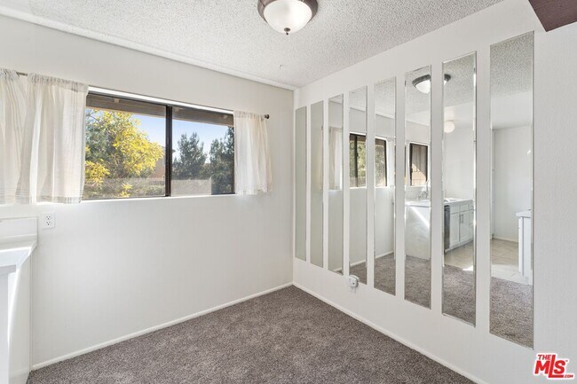 Building Photo - 4 Streamwood