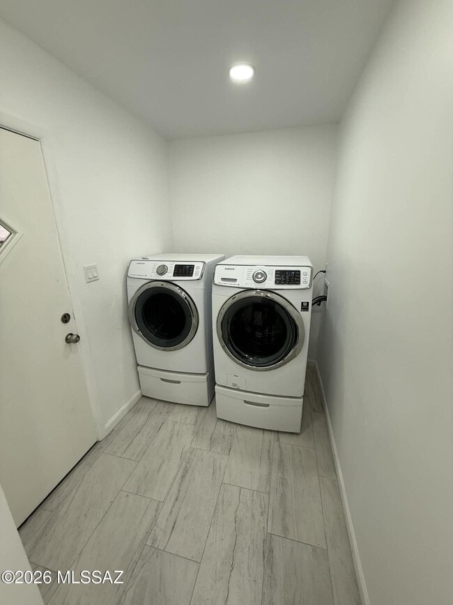 Building Photo - 333 E Linden St
