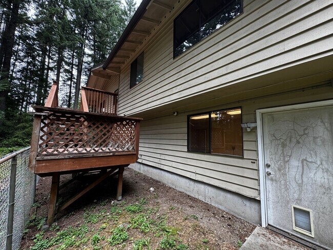 Building Photo - Silverdale Split-Level Home with Bonus Are...