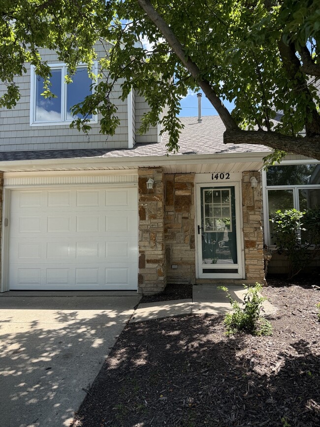 Building Photo - 811 Burr Oaks Dr