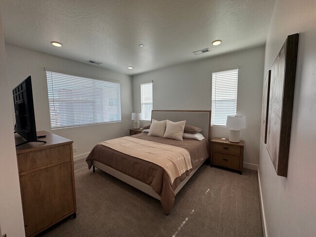 Building Photo - 5801 S Garnet Dr