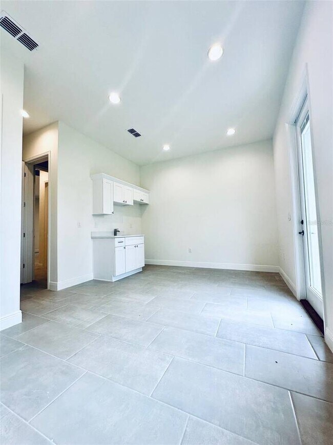 Building Photo - 562 Kilimanjaro Dr
