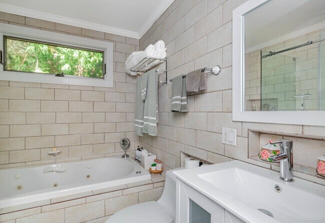 Building Photo - 49 Wooded Oak Ln