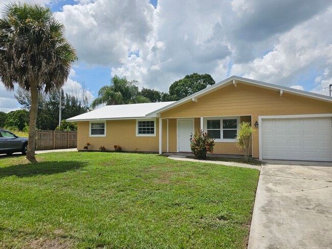 Building Photo - 6107 Hickory Dr