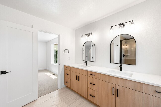 Building Photo - Brand New 3BD, 4BA Half-Duplex in Villa Park with Back Yard