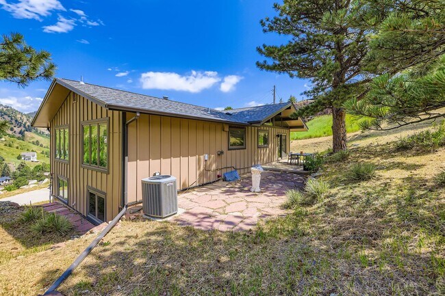 Building Photo - Stunning 4 BDR/2BA Mountain Retreat