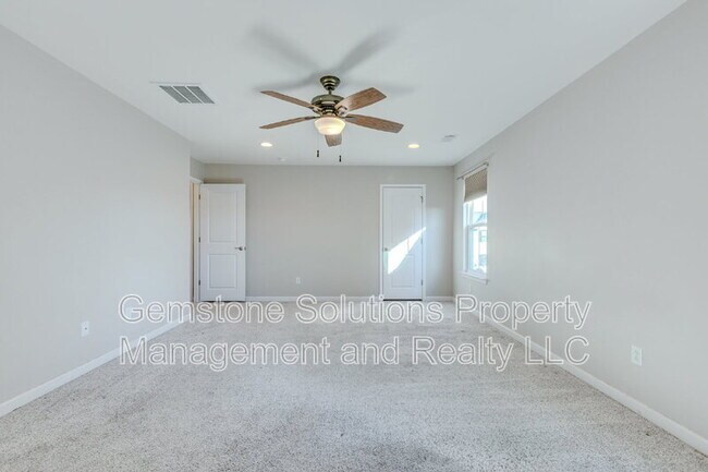 Building Photo - 2704 Orleans Dr