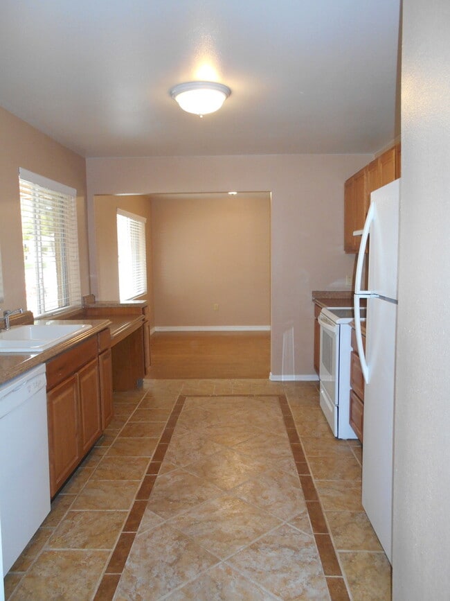 Building Photo - 3BR/2BA home.