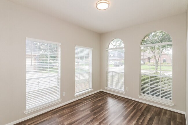 Building Photo - 15526 Oxenford Dr