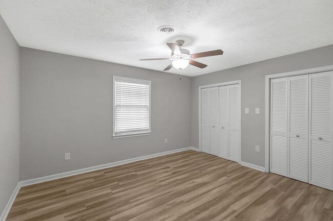 Building Photo - AVAILABLE NOW. 2 Bed 1 Bath Duplex. Locate...