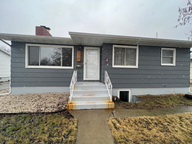 Primary Photo - Spacious 4 Bedroom, 2 Bathroom Home on the...