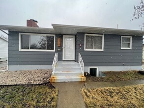 Building Photo - Spacious 4 Bedroom, 2 Bathroom Home on the...