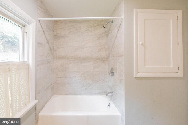 Building Photo - 1425 Manor Rd