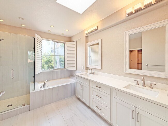Building Photo - SD: Spacious 3BD/3BA Home in University City with Community Pool, Backyard Patio & 2-Car Garage