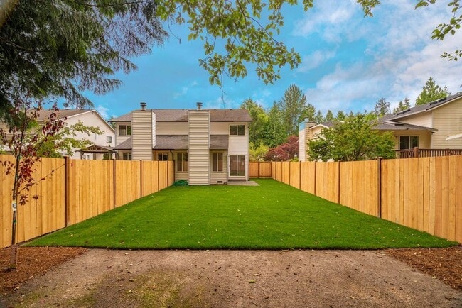 Building Photo - North Bothell 3 bdrm Townhome with private fenced yard