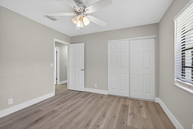 Building Photo - 1202 Essex Dr