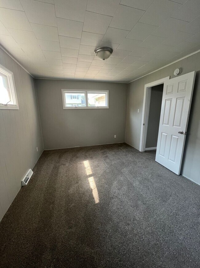 Building Photo - COMPLETELY REMODELED 3 BEDROOM SINGLE FAMI...