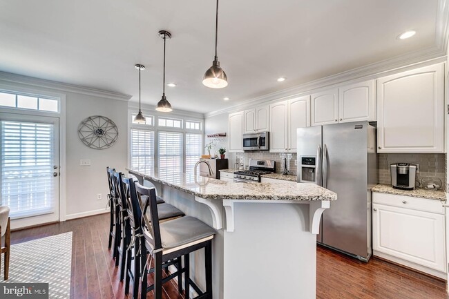 Building Photo - 947 Harrison Cir